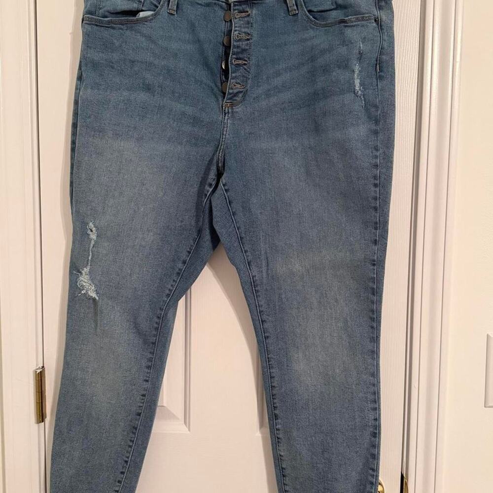 Universal Thread Distressed Jean